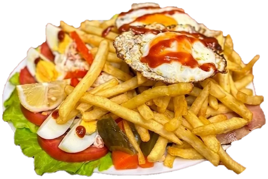Chivito al plato de La Tuerca: doble churrasco, dos huevos fritos, papas fritas, ensalada rusa, huevo duro y tomate